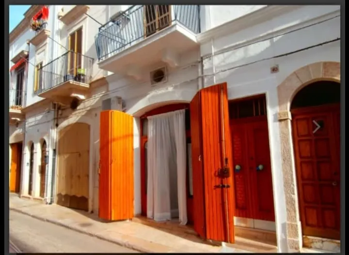 Casa indipendente affiancata, sviluppata su due livelli, in zona centralissima e ottimamente servita.