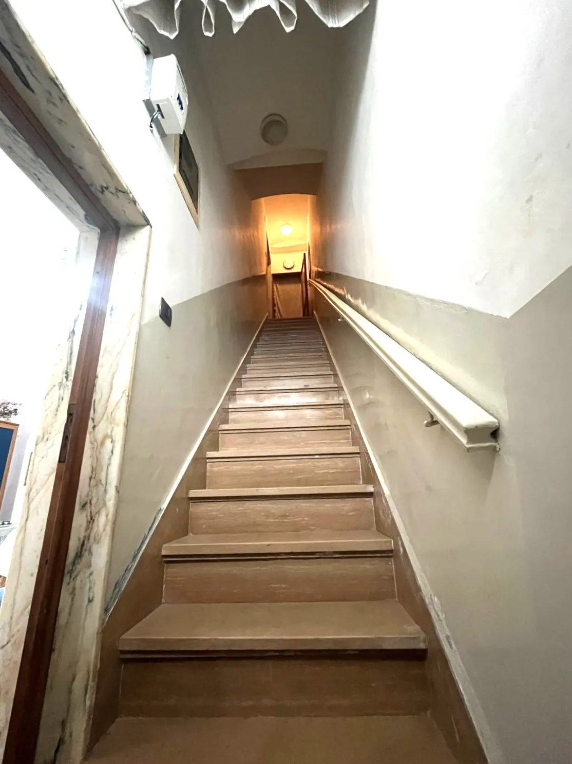 Casa indipendente affiancata, sviluppata su due livelli, in zona centralissima e ottimamente servita.