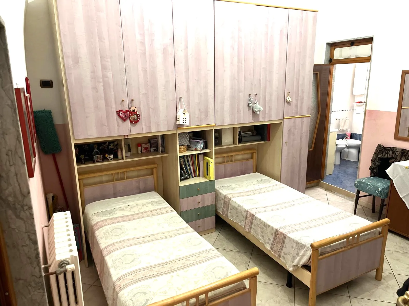 Casa indipendente affiancata, sviluppata su due livelli, in zona centralissima e ottimamente servita.