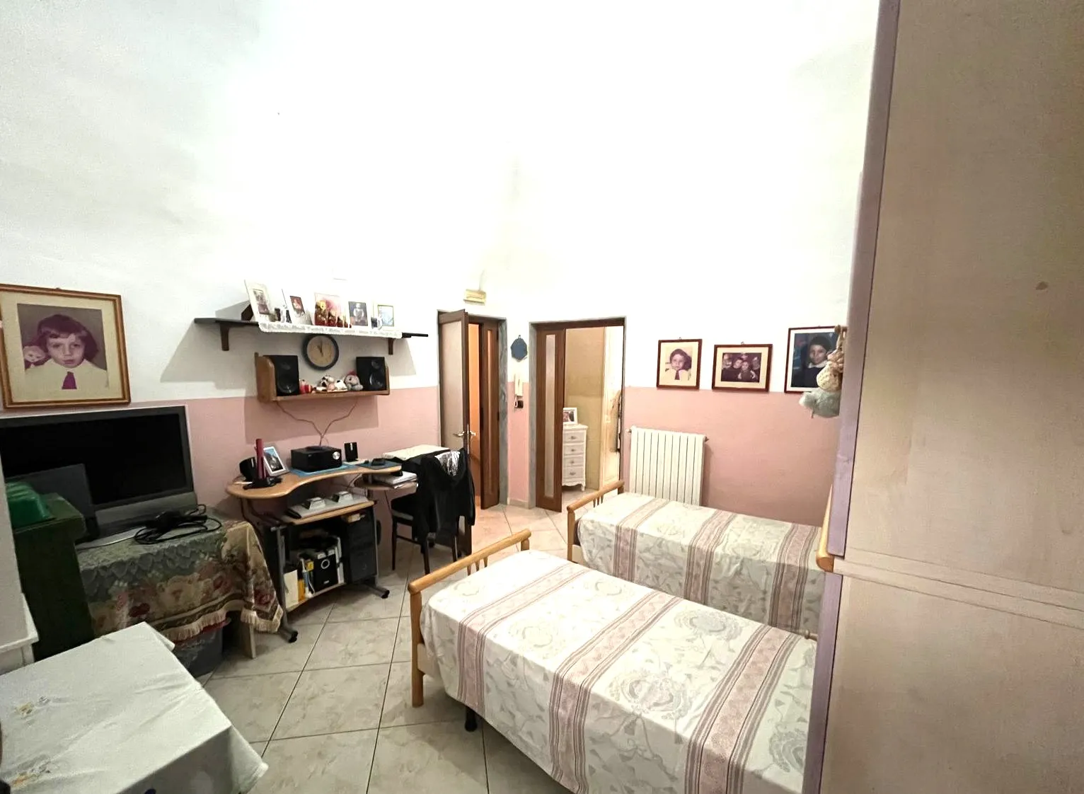 Casa indipendente affiancata, sviluppata su due livelli, in zona centralissima e ottimamente servita.