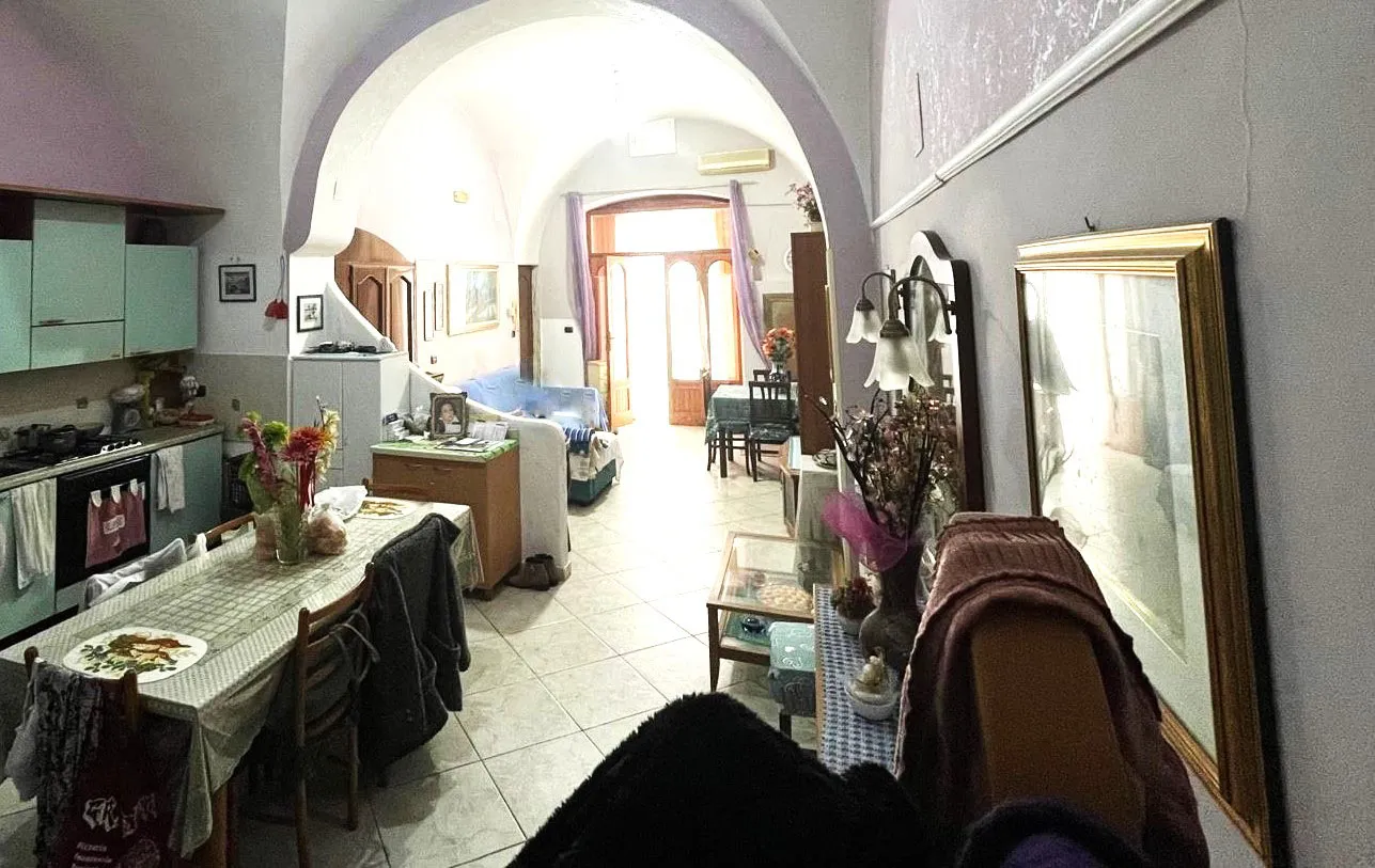 Casa indipendente affiancata, sviluppata su due livelli, in zona centralissima e ottimamente servita.