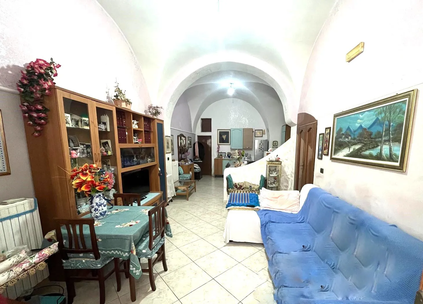 Casa indipendente affiancata, sviluppata su due livelli, in zona centralissima e ottimamente servita.