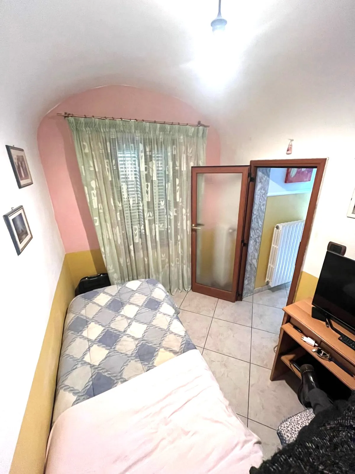 Casa indipendente affiancata, sviluppata su due livelli, in zona centralissima e ottimamente servita.