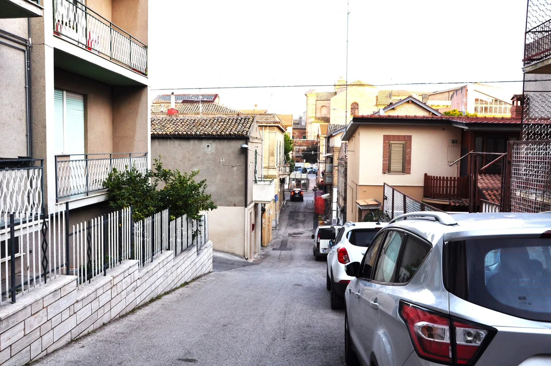 Grazioso appartamento al primo piano di una bifamiliare realizzata negli anni '80 e successivamente ristrutturata completamente in zona tranquilla ma centraliss