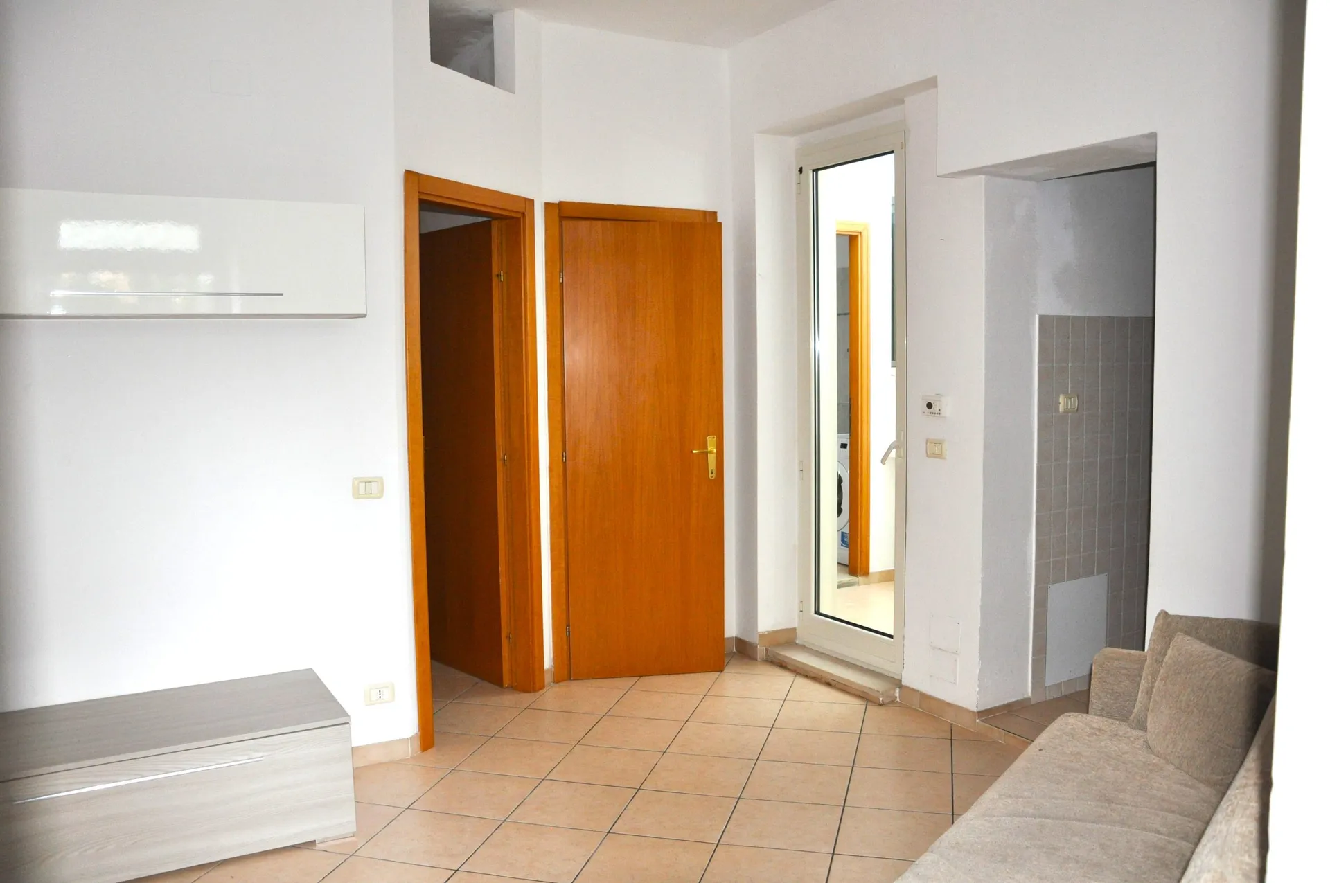 Grazioso appartamento al primo piano di una bifamiliare realizzata negli anni '80 e successivamente ristrutturata completamente in zona tranquilla ma centraliss