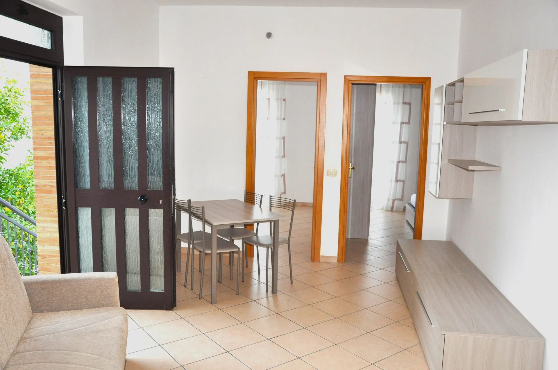 Grazioso appartamento al primo piano di una bifamiliare realizzata negli anni '80 e successivamente ristrutturata completamente in zona tranquilla ma centraliss