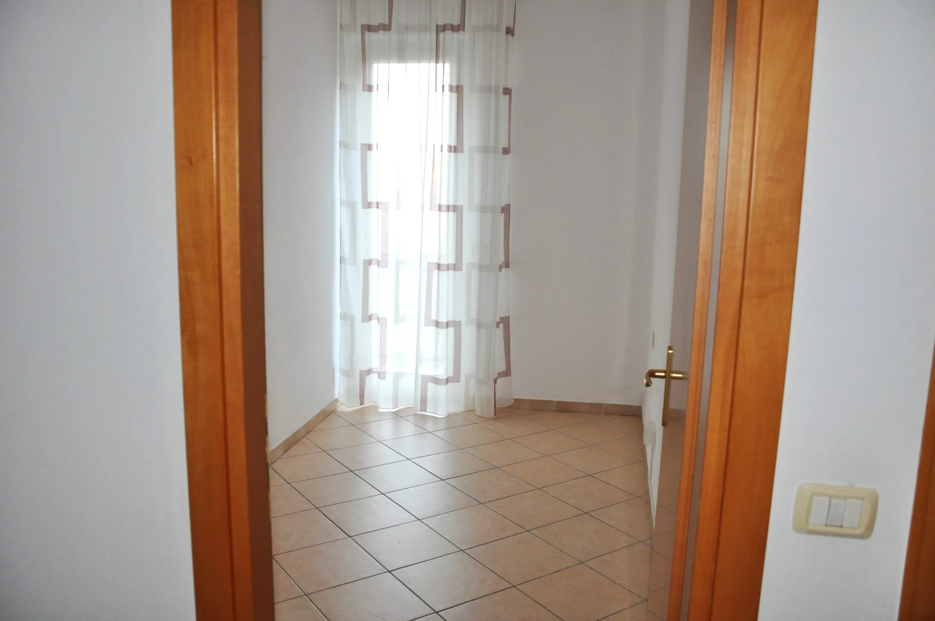 Grazioso appartamento al primo piano di una bifamiliare realizzata negli anni '80 e successivamente ristrutturata completamente in zona tranquilla ma centraliss