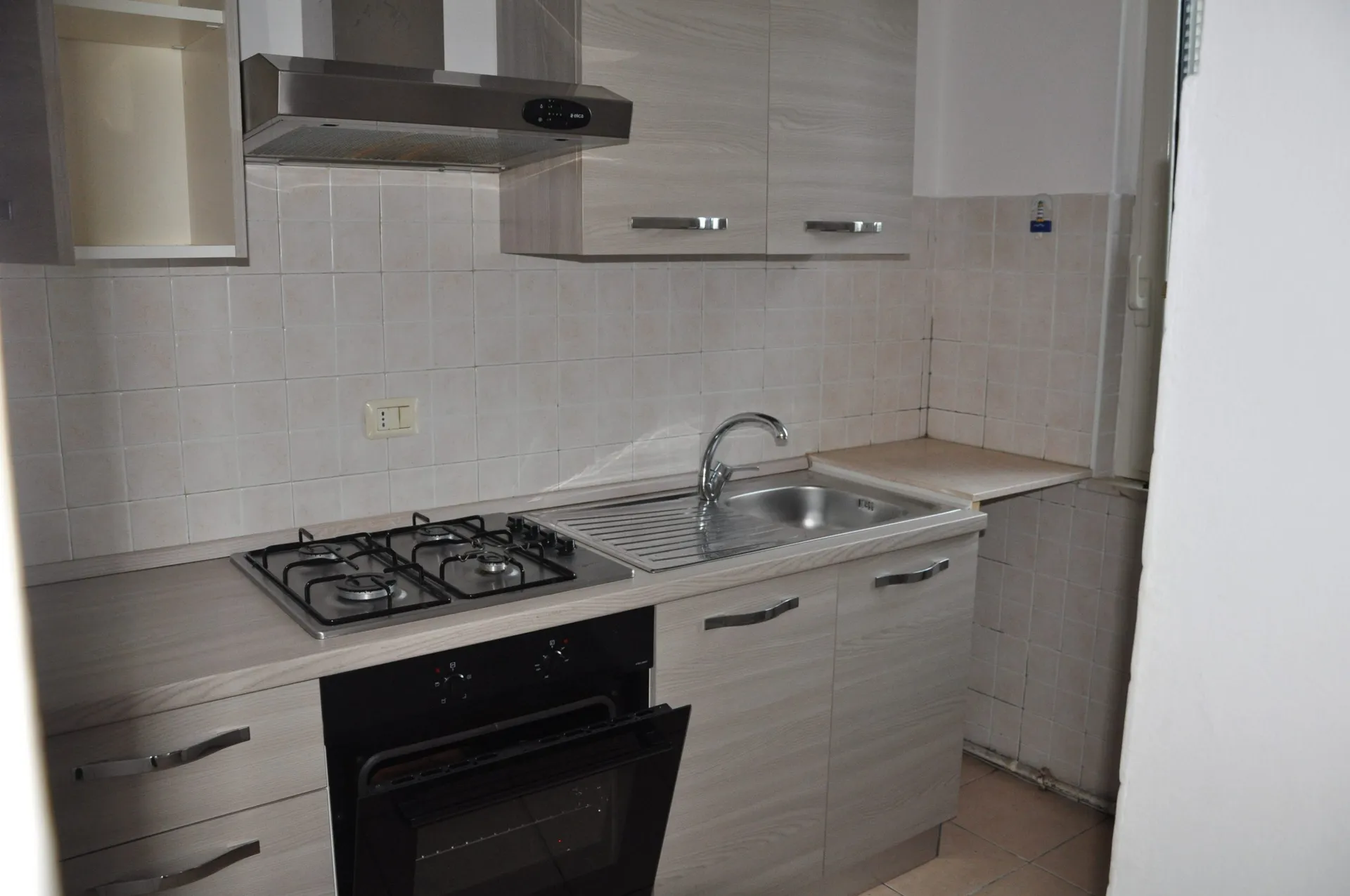 Grazioso appartamento al primo piano di una bifamiliare realizzata negli anni '80 e successivamente ristrutturata completamente in zona tranquilla ma centraliss