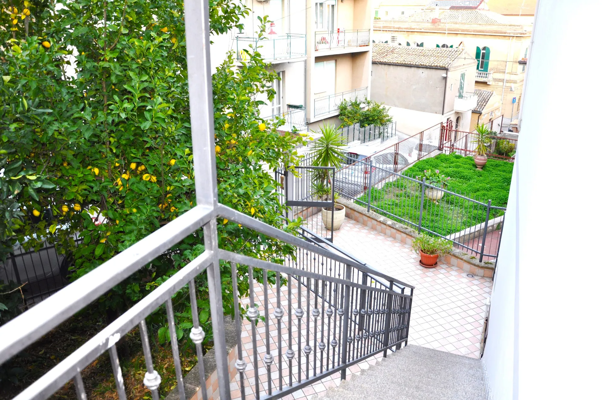 Grazioso appartamento al primo piano di una bifamiliare realizzata negli anni '80 e successivamente ristrutturata completamente in zona tranquilla ma centraliss