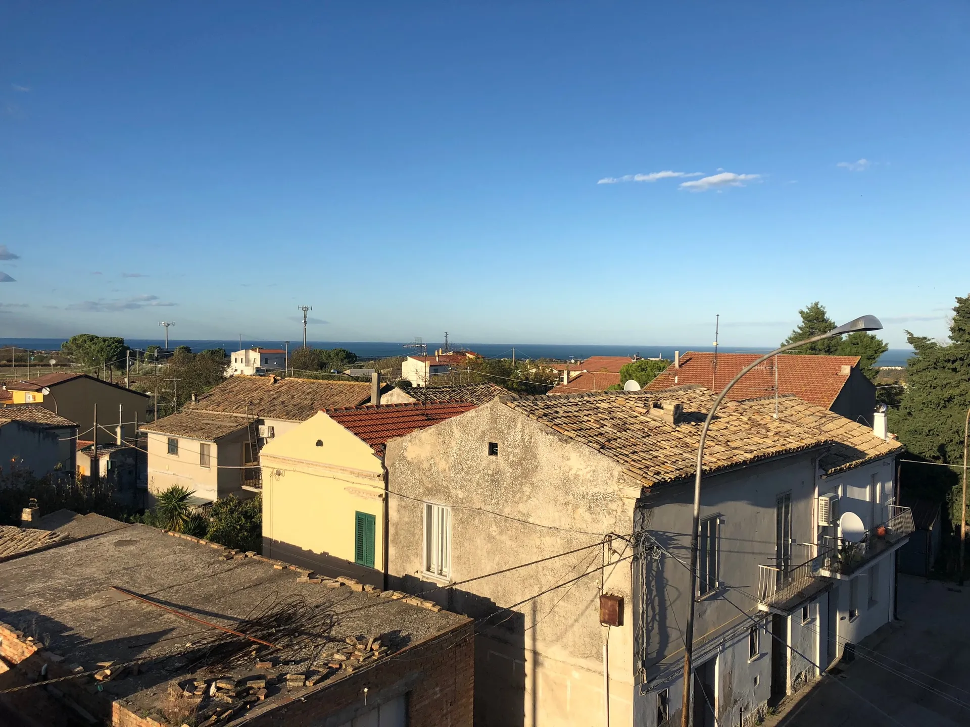 Terracielo in zona panoramica delle prima periferia vastese, ben collegata ai servizi primari.