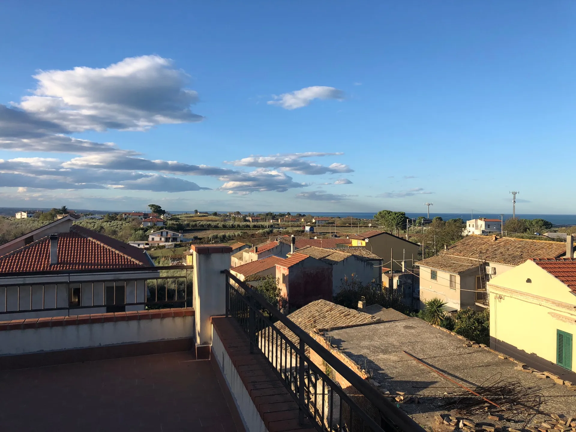 Terracielo in zona panoramica delle prima periferia vastese, ben collegata ai servizi primari.