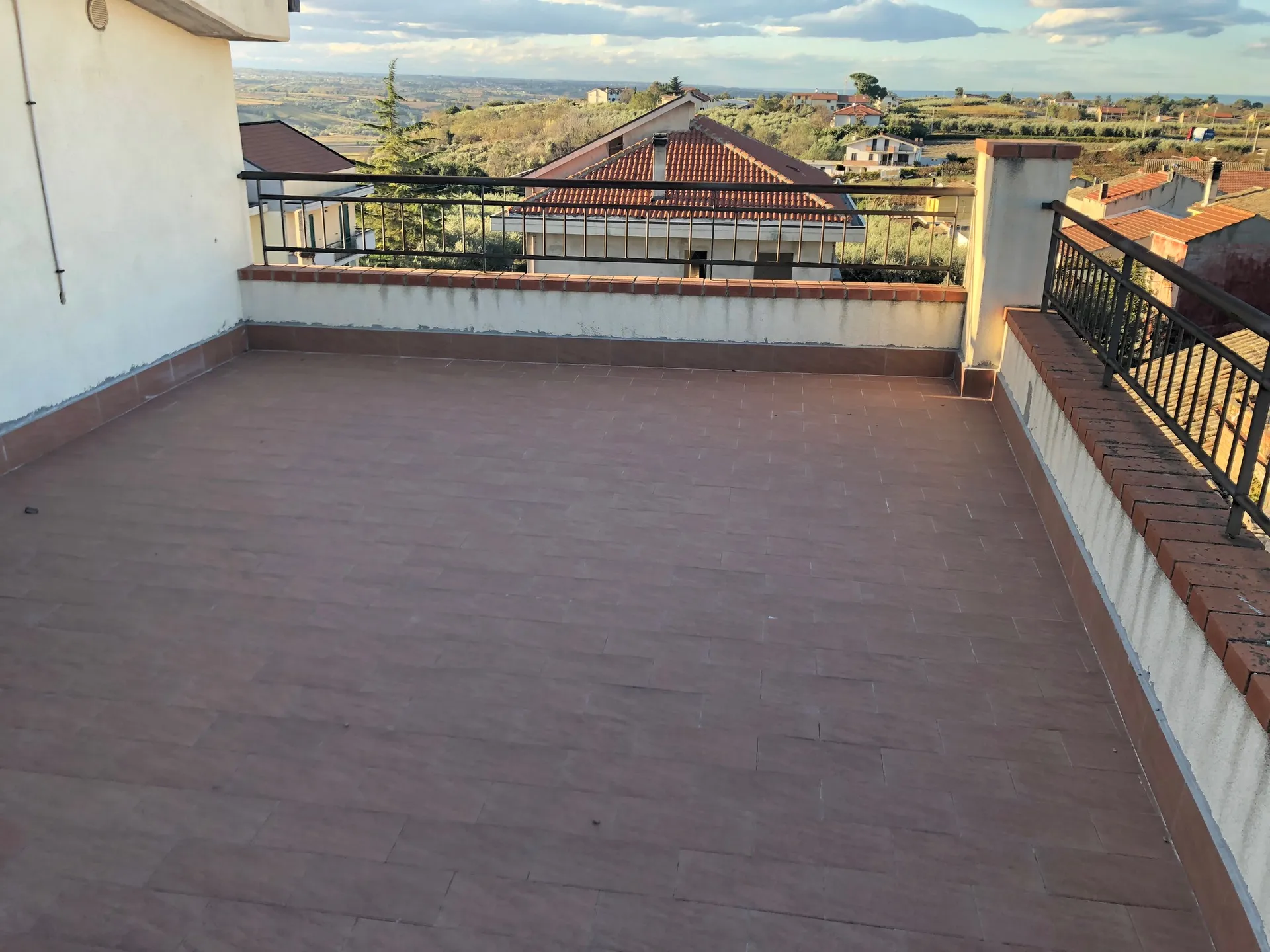 Terracielo in zona panoramica delle prima periferia vastese, ben collegata ai servizi primari.