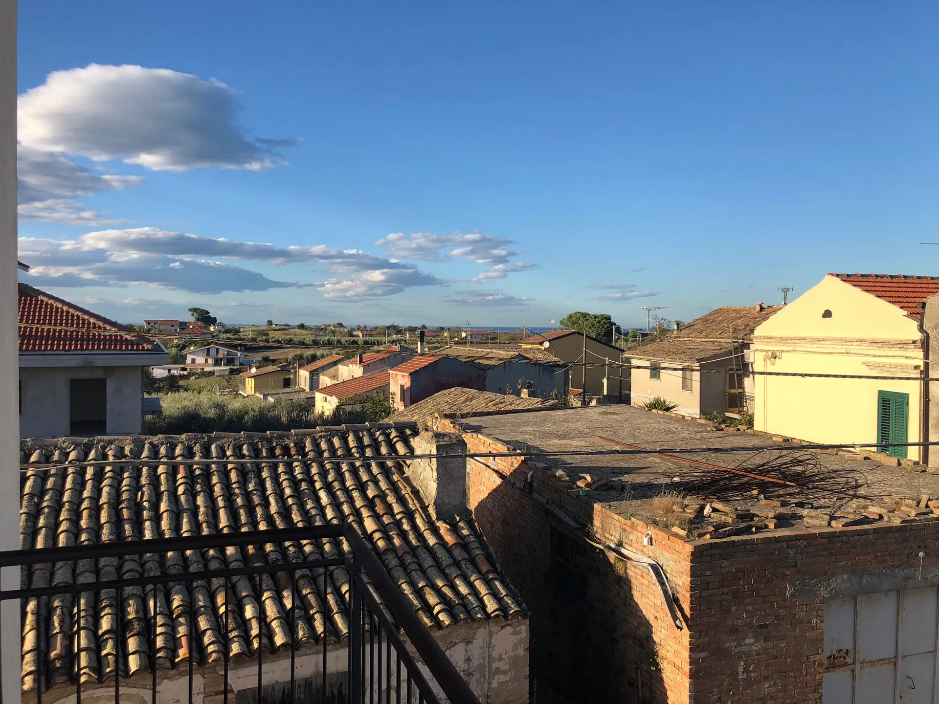 Terracielo in zona panoramica delle prima periferia vastese, ben collegata ai servizi primari.