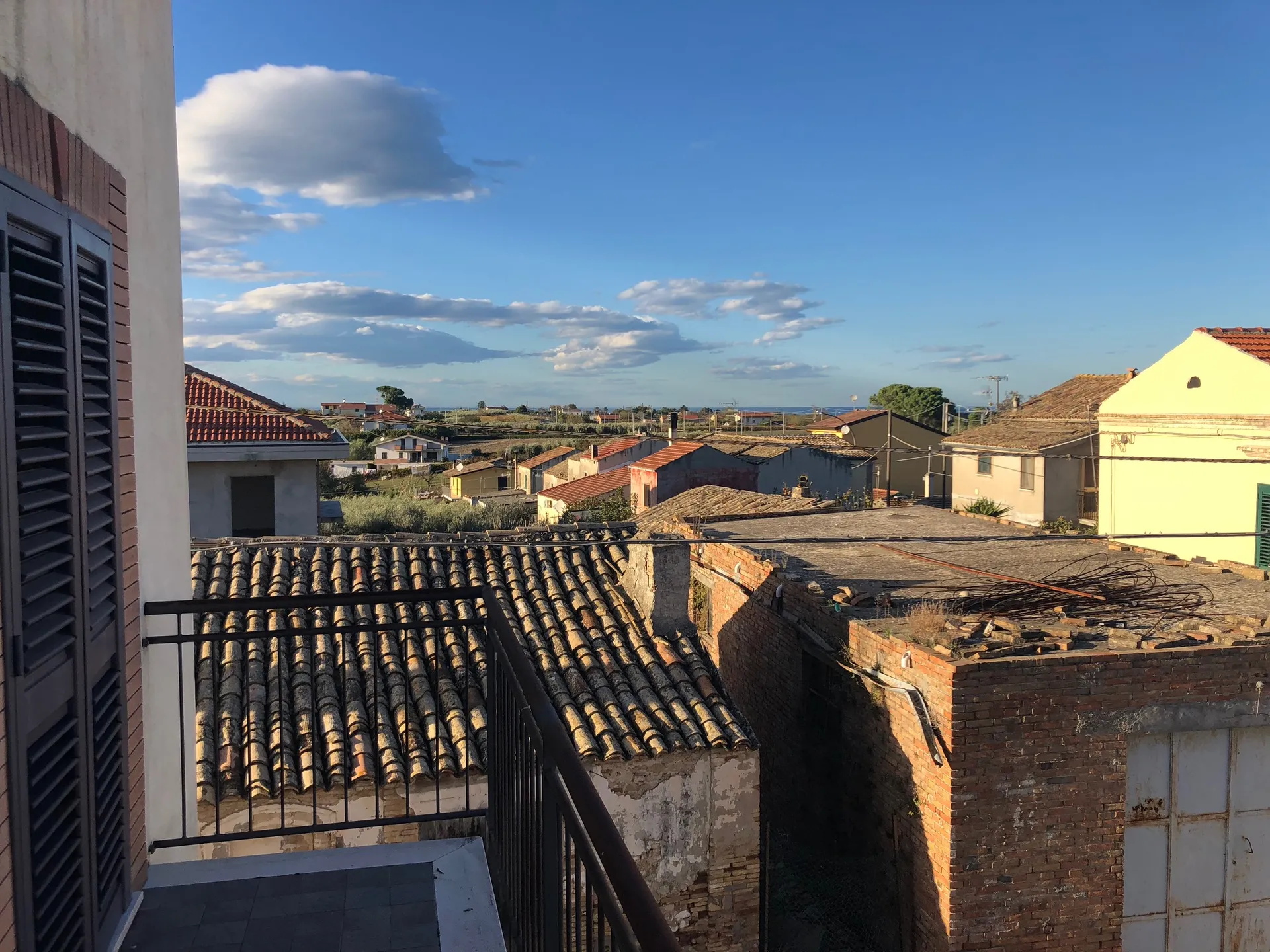 Terracielo in zona panoramica delle prima periferia vastese, ben collegata ai servizi primari.